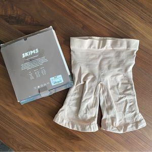 SKIMS Sculpting Short Mid Thigh in Mica XXS/XS